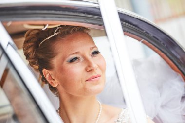 arabada otururken gelin portresi