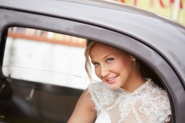 Lüks bir araba içinde sarı gelin