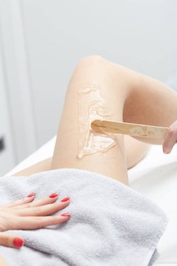 Epilasyon balmumu uygulamak güzellik uzmanı 