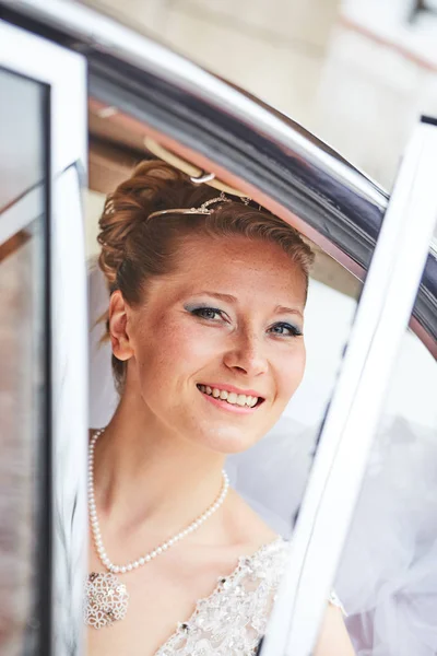 Portret van de bruid zat in de auto — Stockfoto