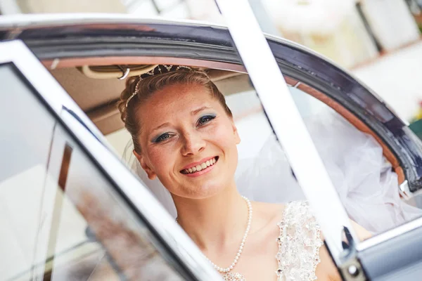 Portrait of the bride sitting in the car — Stock Photo, Image