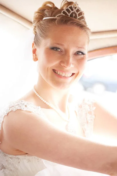 Portrait of the bride sitting in the car — Stock Photo, Image