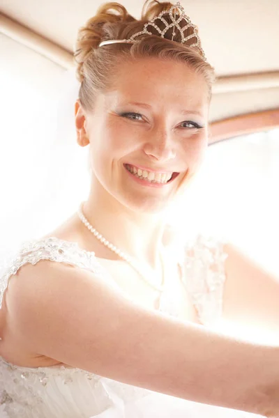 Portrait of the bride sitting in the car — Stock Photo, Image