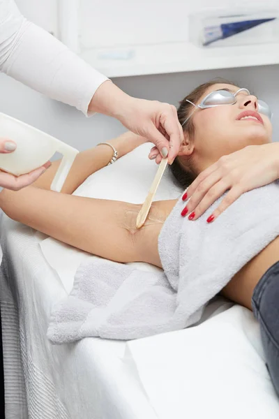 Kosmetolog ger epilering Laser behandling till kvinna på underarm — Stockfoto
