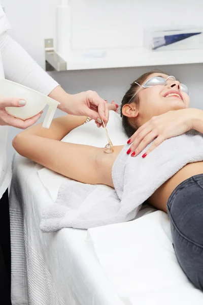 Kosmetolog ger epilering Laser behandling till kvinna på underarm — Stockfoto