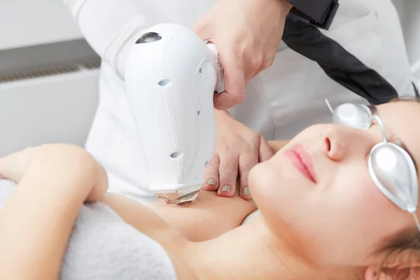 Şevval Özçelik Güzellik veren epilasyon lazer tedavisi için kadın üzerinde koltuk altı