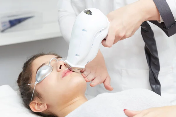 Kosmetyczka daje Depilacja laserowa leczenia do kobieta na usta — Zdjęcie stockowe