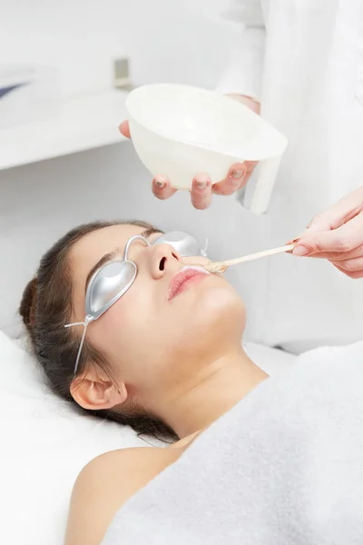 Косметик дает эпиляционный лазерный уход женщине на губах — стоковое фото