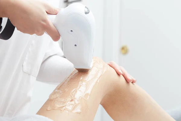 Beautician Giving Epilation Laser Treatment To Woman On Thigh — Stock Photo, Image