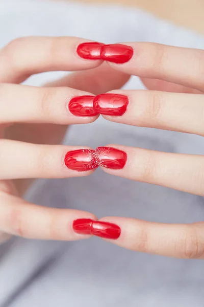 완벽 한 손톱으로 아름 다운 손 프랑스 매니큐어 — 스톡 사진