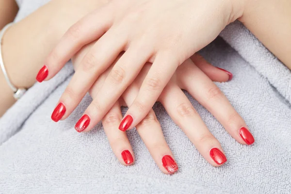 Mooie hand met perfecte nagel french manicure — Stockfoto