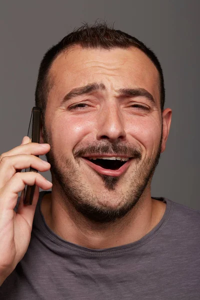 Homem engraçado segurando falar com celular — Fotografia de Stock