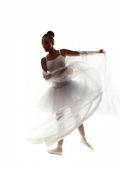 Una joven bailarina bailarina bailando con tutú en estudio de silueta en blanco —  Fotos de Stock