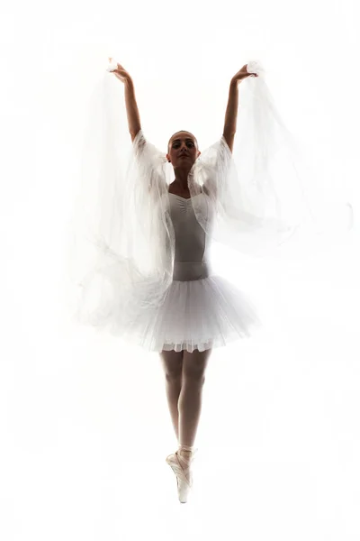 Una joven bailarina bailarina bailando con tutú en estudio de silueta en blanco —  Fotos de Stock