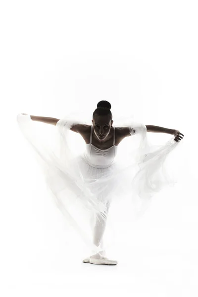 Une jeune femme ballerine danseuse de ballet dansant avec tutu en studio de silhouette sur blanc — Photo