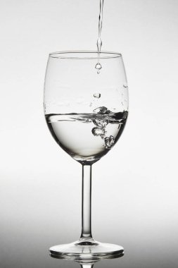 su cam beyaz arka plan içine dökülür