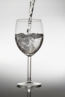 su cam beyaz arka plan içine dökülür