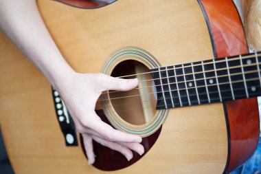 kadın akustik gitar çalar