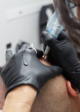 Erkek deri kafa - güzellik uzmanı yapım kalıcı makyaj tricopigmentation uygulama