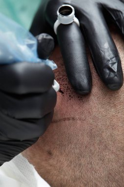 Erkek deri kafa - güzellik uzmanı yapım kalıcı makyaj tricopigmentation uygulama