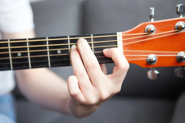 The woman plays an acoustic guitar — Stock Photo, Image