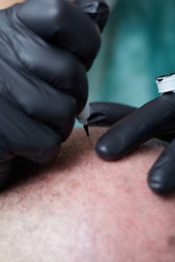 kalıcı hale getirme profesyonel dövmeci adam cilt kafasına - tricopigmentation makyaj