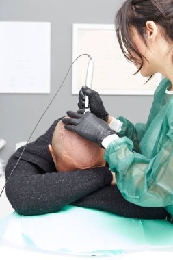 kalıcı hale getirme profesyonel dövmeci adam cilt kafasına - tricopigmentation makyaj
