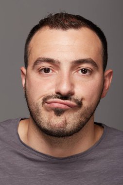 Genç sıkılmış adam portresi