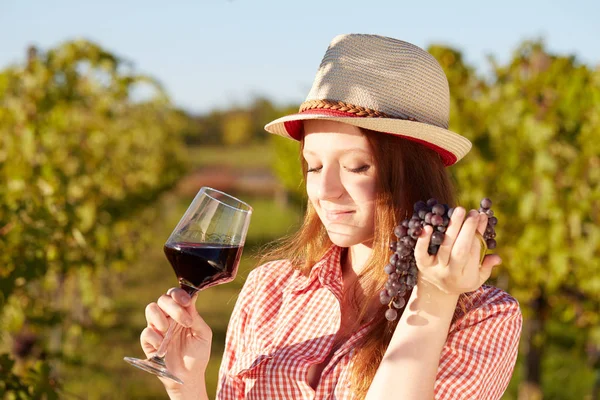 Happy Attractive Woman Desfrutando de um copo de vinho na vinha . — Fotografia de Stock