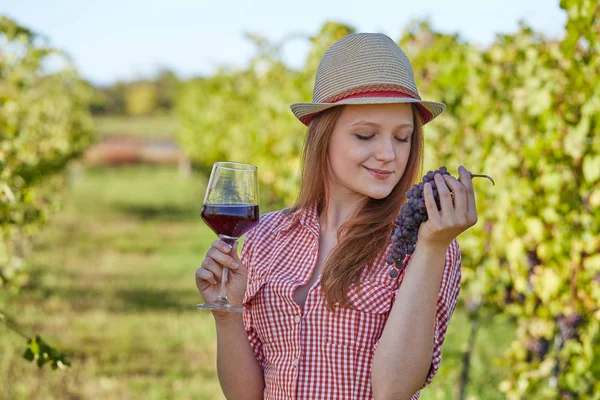快乐有魅力的女人，享受一杯红酒在葡萄园. — 图库照片
