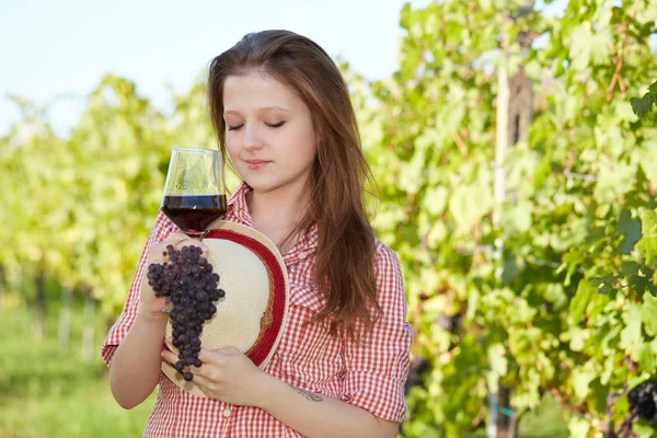 Szczęśliwy atrakcyjna kobieta kieliszku wina w winnicy. — Zdjęcie stockowe
