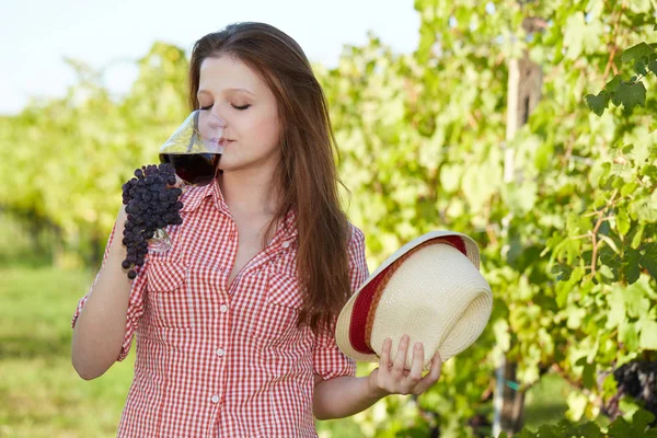 Happy Attractive Woman Desfrutando de um copo de vinho na vinha . — Fotografia de Stock