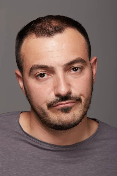 Retrato de hombre aburrido joven — Foto de Stock