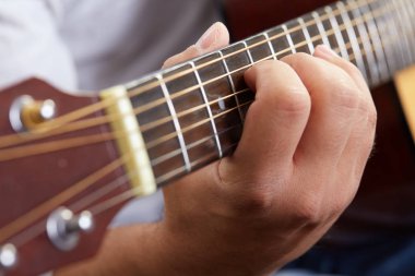 Akustik gitar çalan gitarist elini kapat.
