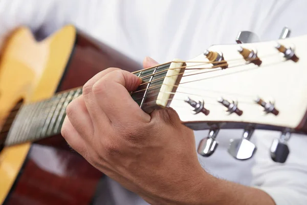 Close up of guitarist hand playing acoustic guitar — Stock Photo, Image