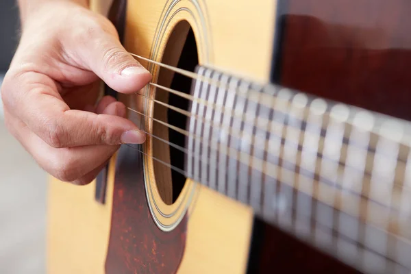 Close up of guitarist hand playing acoustic guitar — Stock Photo, Image