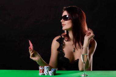 Texas hold'em poker oynamak çok güzel bir kadın