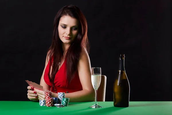 Très belle femme jouant au poker texas hold'em — Photo