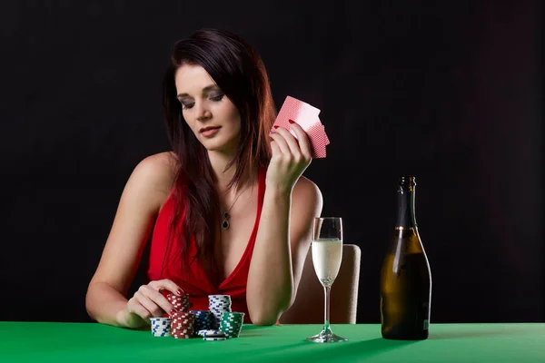 Molto bella donna che gioca texas hold'em poker — Foto Stock