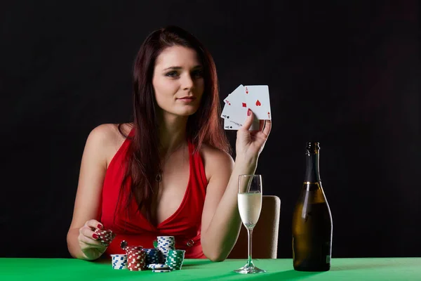 Mycket vacker kvinna spela texas hold'em poker — Stockfoto