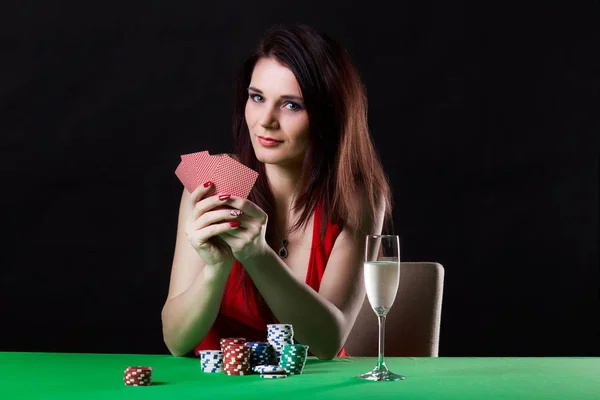 Très belle femme jouant au poker texas hold'em — Photo