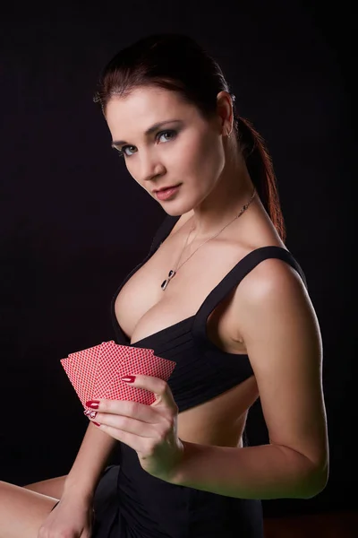 Дуже красива жінка грає в покер Texas hold'em — стокове фото