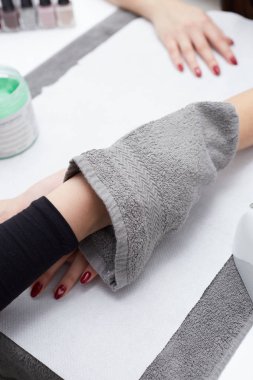 Şevval Özçelik Güzellik Güzellik Salonu el masaj yapıyor