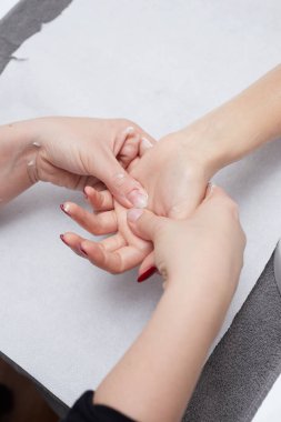 Şevval Özçelik Güzellik Güzellik Salonu el masaj yapıyor