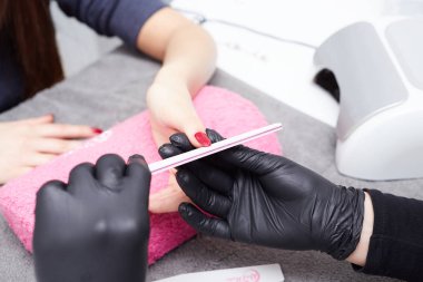 Bir tırnak salonda kadın tırnak tırnak cilası uygulayarak bir güzellik closeup çekim