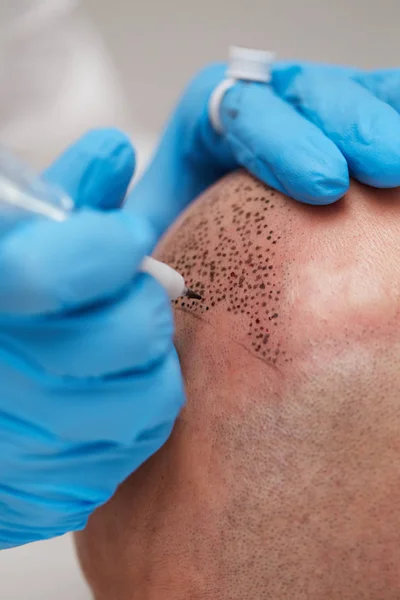 Tatuaggio professionale rendendo permanente trucco tricopigmentazione — Foto Stock