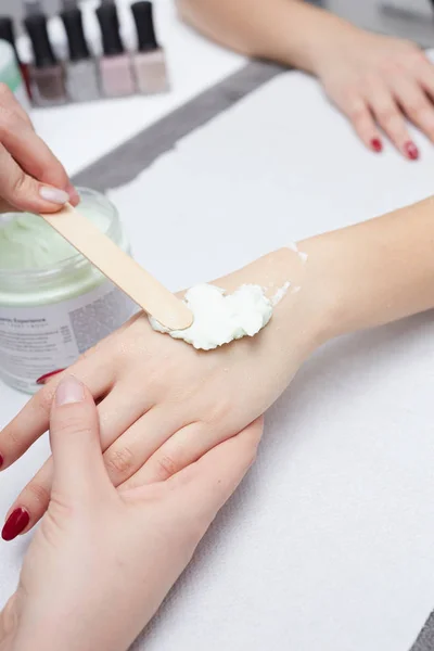 Estetista facendo massaggio della mano nel salone di bellezza — Foto Stock