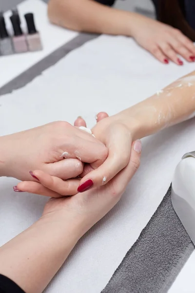 Esteticista haciendo masaje de manos en salón de belleza —  Fotos de Stock