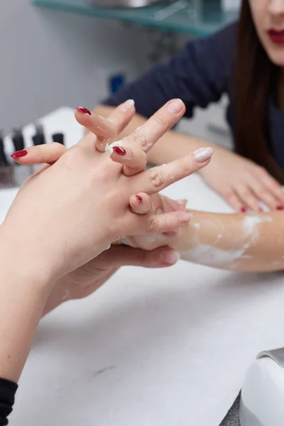 Estetista facendo massaggio della mano nel salone di bellezza — Foto Stock