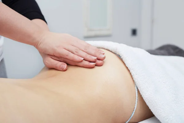 Wellness massage voor mooie mooie vrouw — Stockfoto